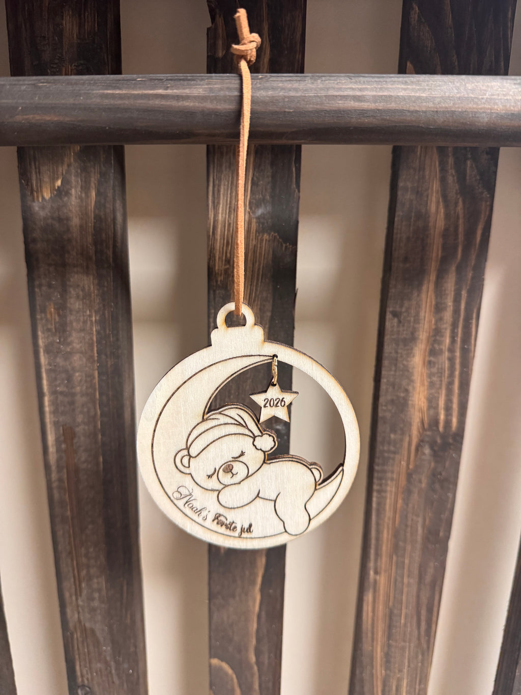 Min første jul... Julekule i tre med bamse